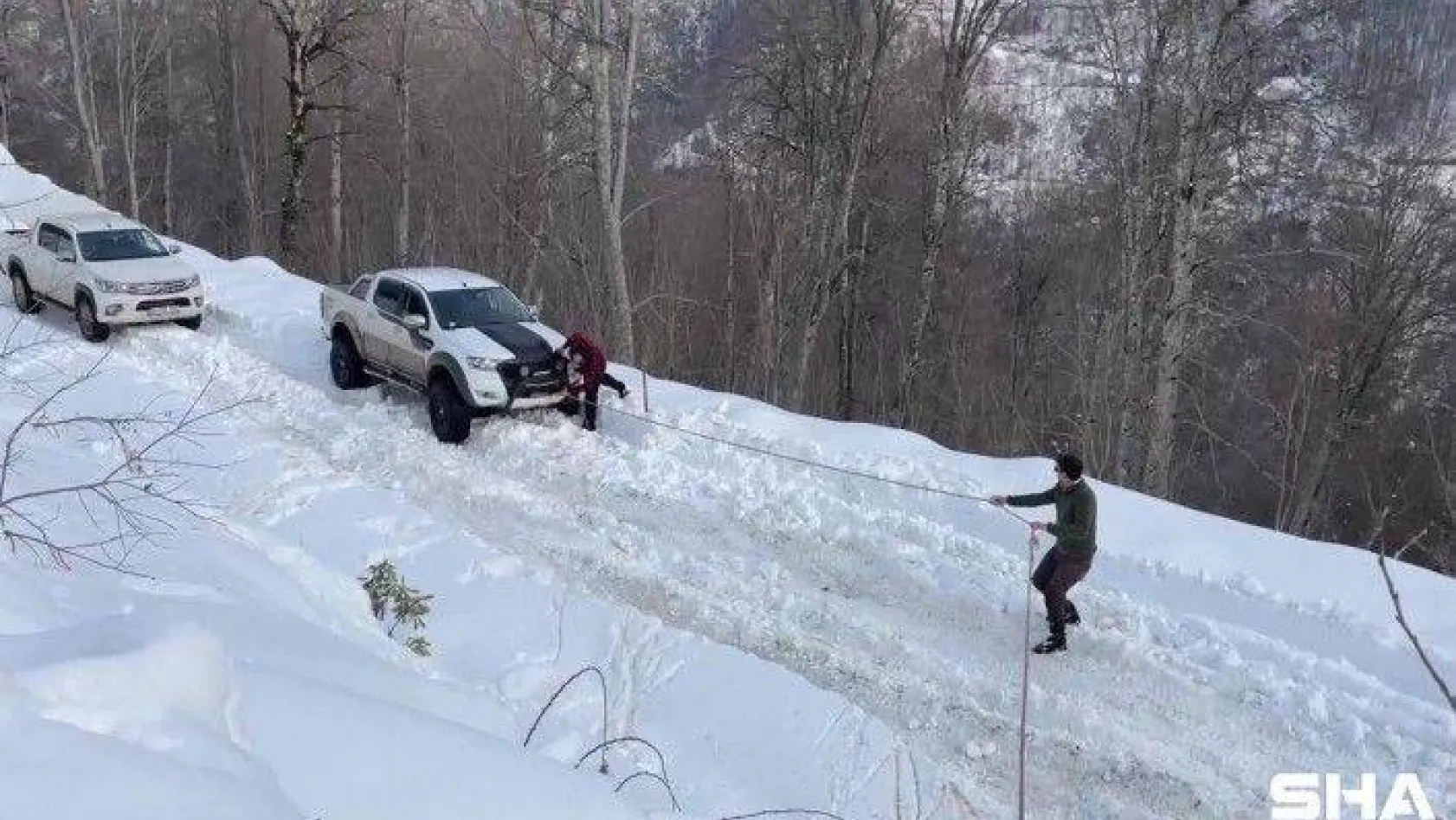 Araçlar karda mahsur kaldı, yardıma vatandaşlar yetişti