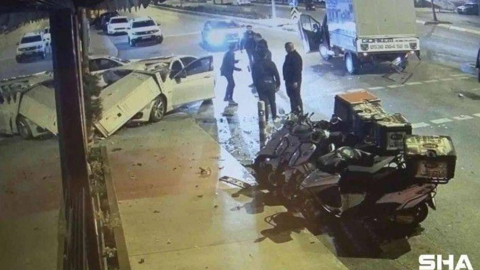 Ataşehir'de kamyonet sürücüsünün dikkatsizliği kazaya neden oldu