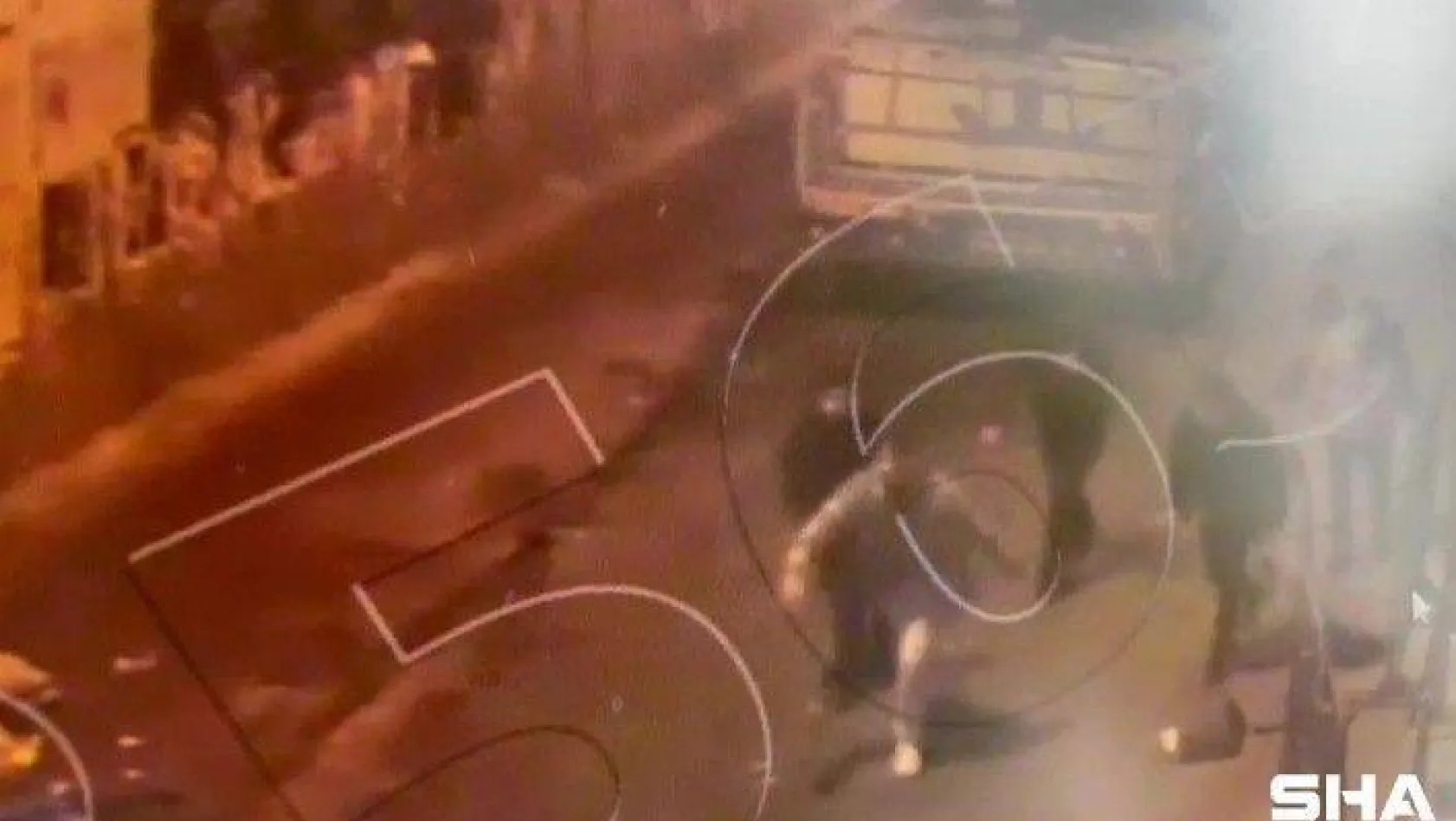 Beyoğlu'nda 'omuz atma' kavgasında Amerikalı turiste bıçaklı saldırı kamerada