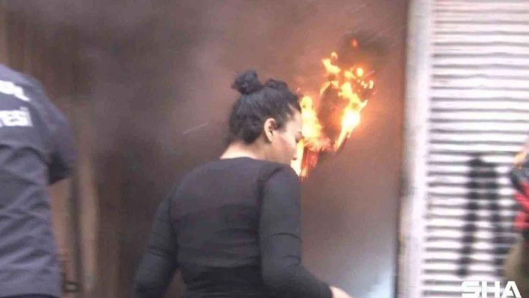Beyoğlu'nda yangın: Bir kadın itfaiye ekiplerine yardım edeyim derken yaralanıyordu
