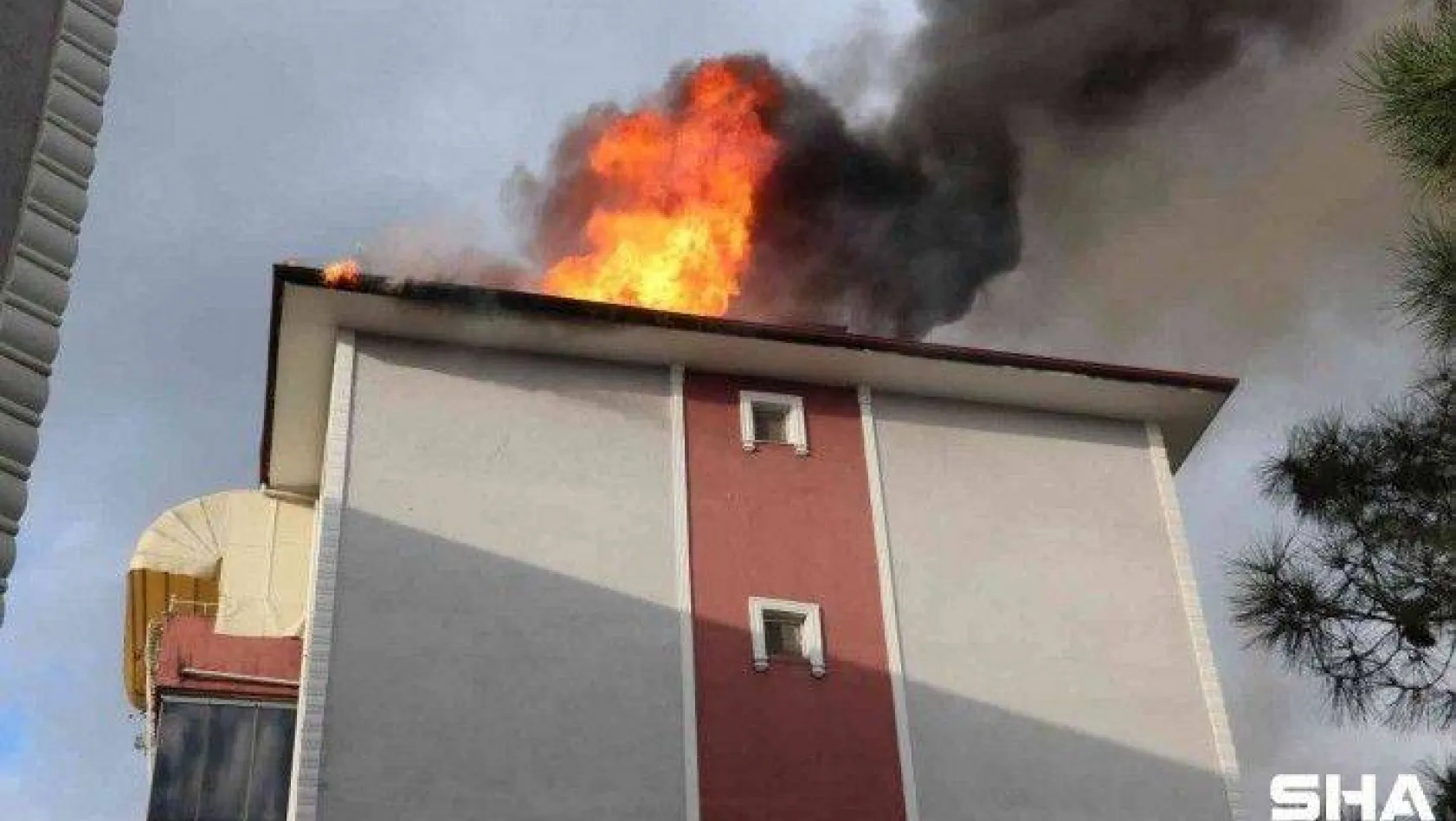 Binanın çatısında çıkan yangın mahalle sakinlerini korkuttu
