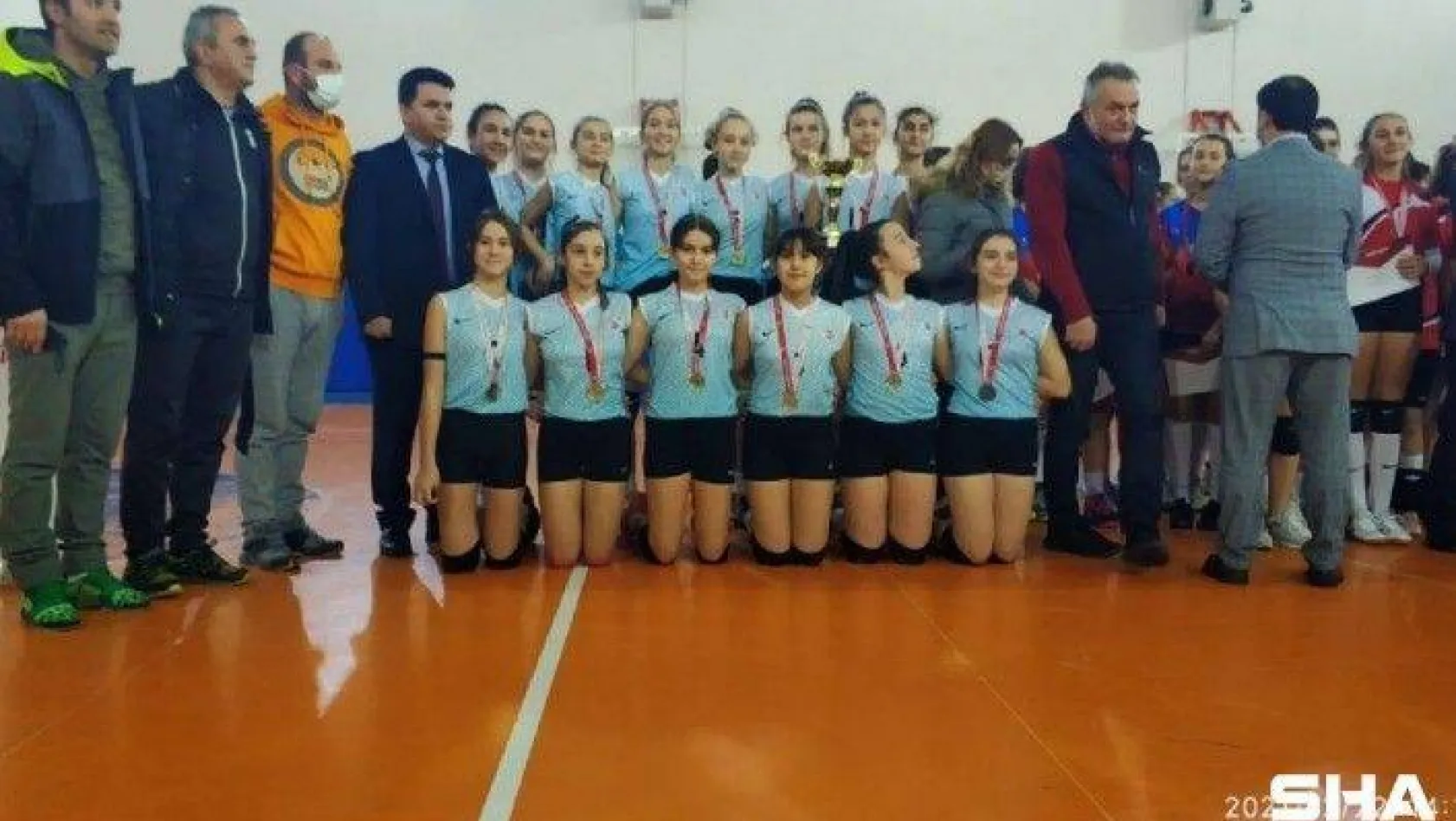 Çağrıbey Yıldız Kızlar Voleybol Takımı İstanbul şampiyonu