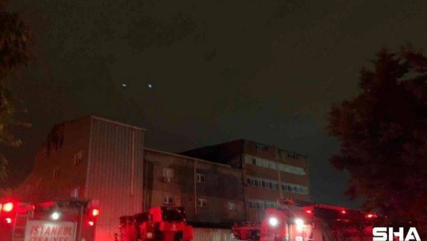 Esenyurt'ta 4 katlı tekstil fabrikası alev alev yandı: 1 yaralı