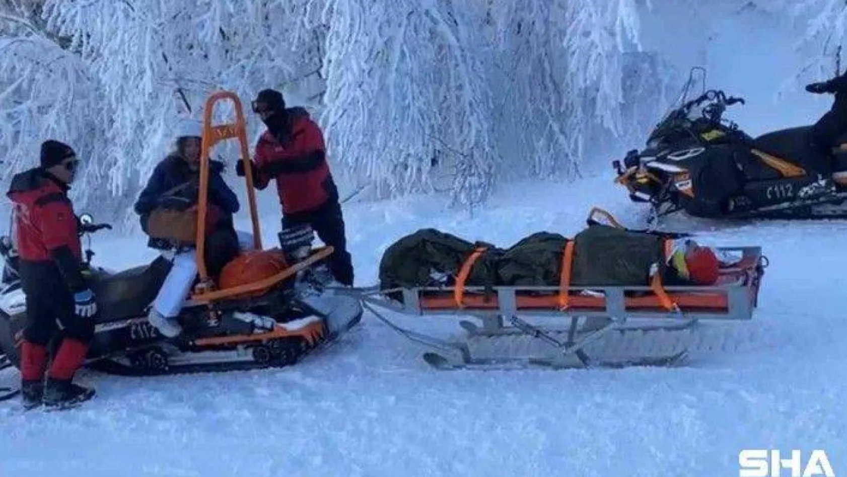 Kayak yaparken düşen vatandaş paletli kızak ile kurtarıldı