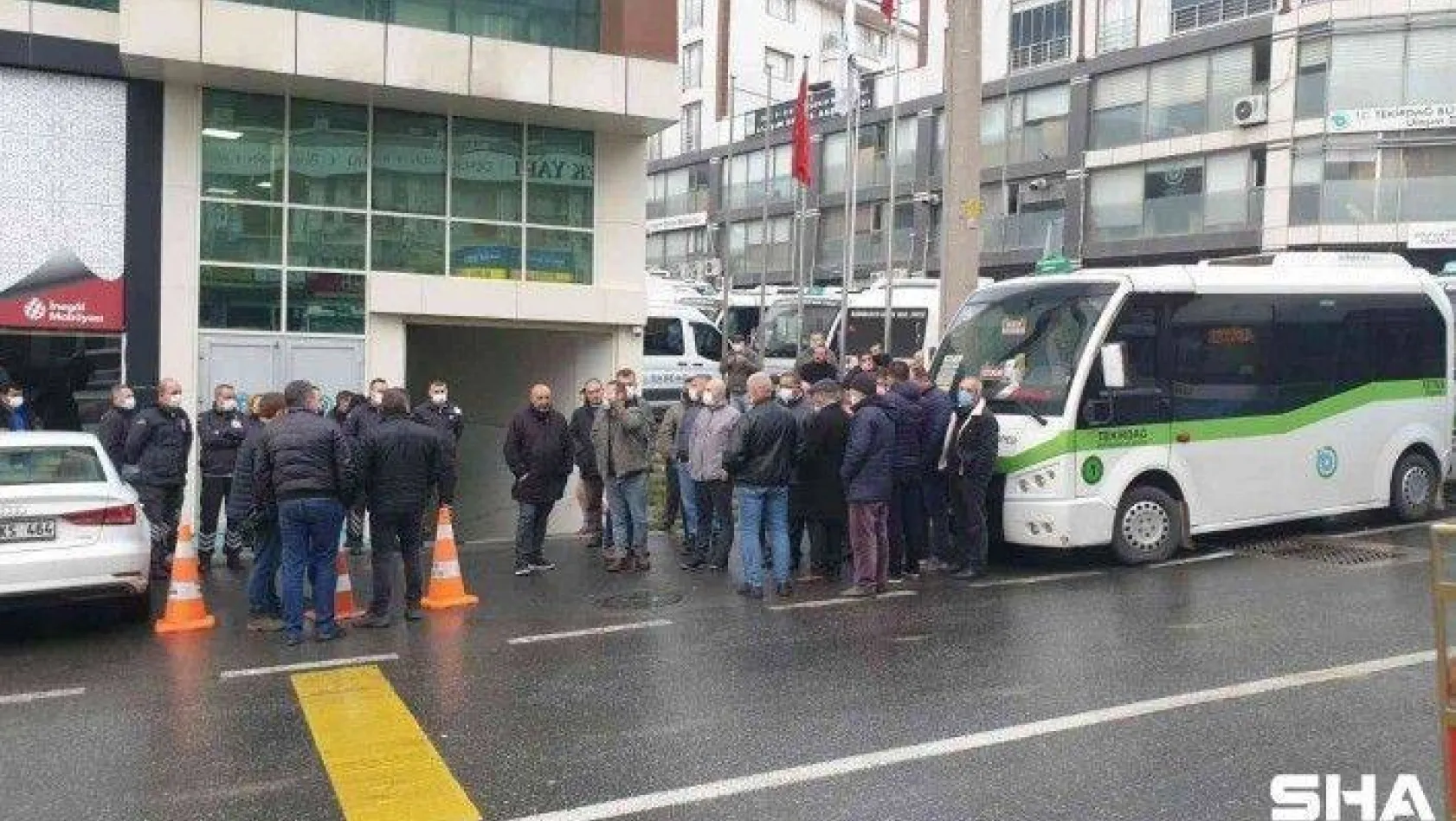 Minibüsçülerden Tekirdağ Büyükşehir Belediyesine güzergah eylemi: 'CHP'liyim arabamı da yakacağım, kendimi de burada yakacağım'