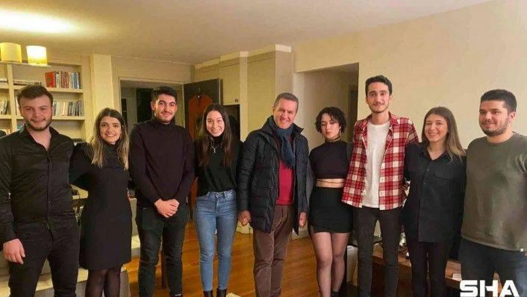 Mustafa Sarıgül yılbaşı gecesi evinde gençleri ağırladı