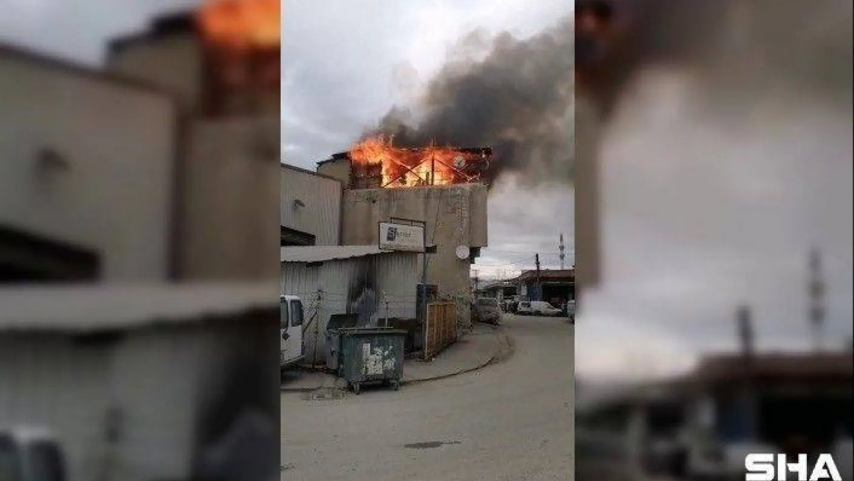 Sanayi sitesindeki dükkanın çatı katı alev alev yandı