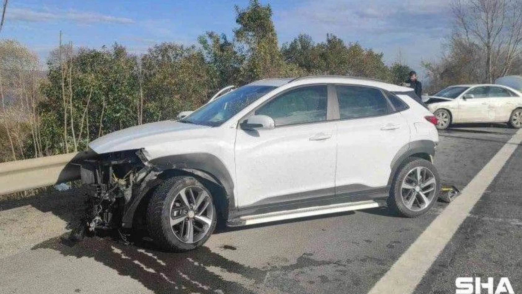 TEM'de lüks otomobil ve SUV tarzı araç çarpıştı: 3 yaralı