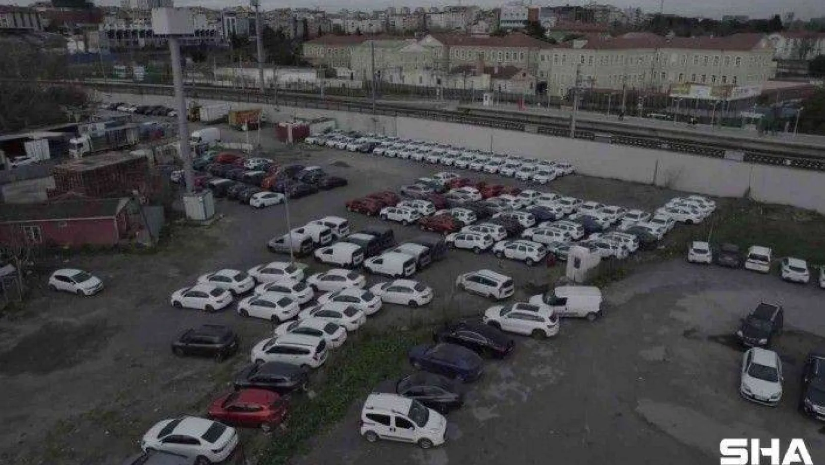 Zeytinburnu'nda bir otopark dolusu sıfır araç