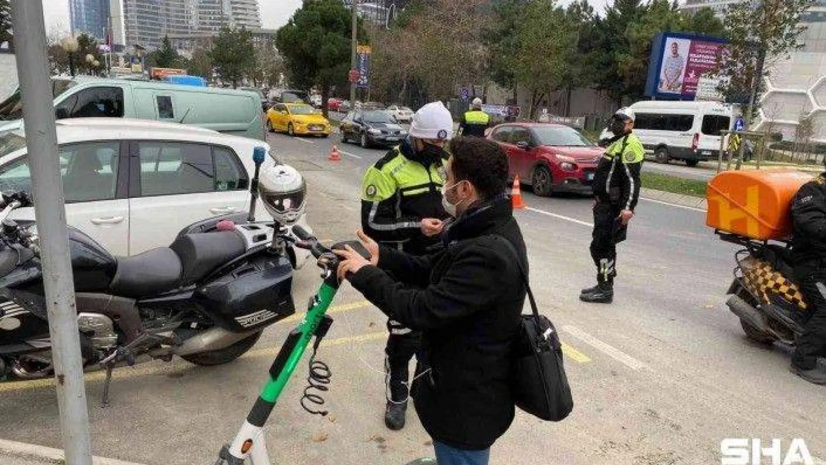 Ataşehir'de elektrikli scooter ile ters yönde ilerleyen kişiye ceza