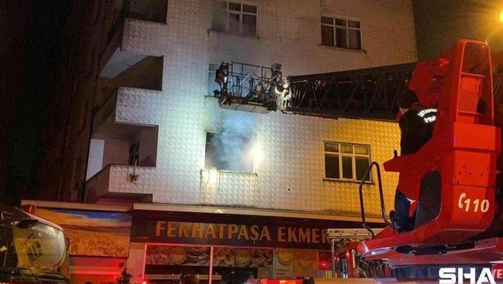 Ataşehir'de yanan daireyi arkalarına alıp selfie çekildiler