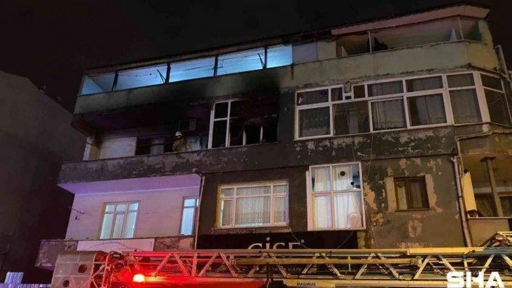 Ataşehir'de yangında komşuları dumandan etkilenirken, sosyal medyada yayın yaptı