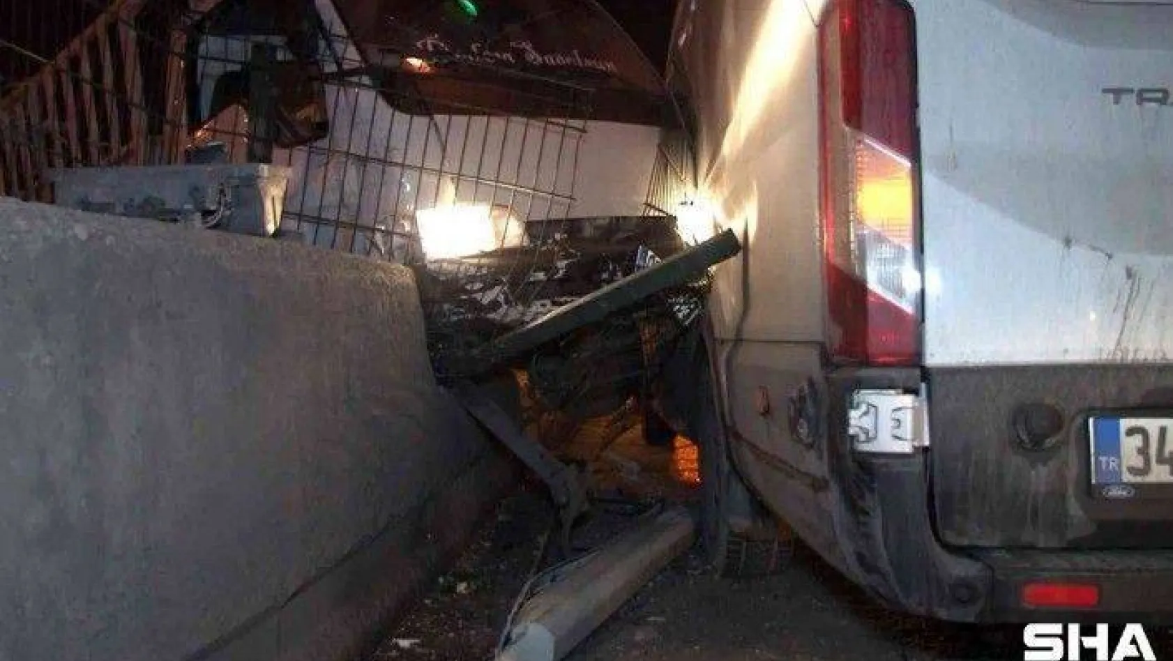 Avcılar Gişeleri'nde kamyonet karşı şeritten gelen panelvana çarptı