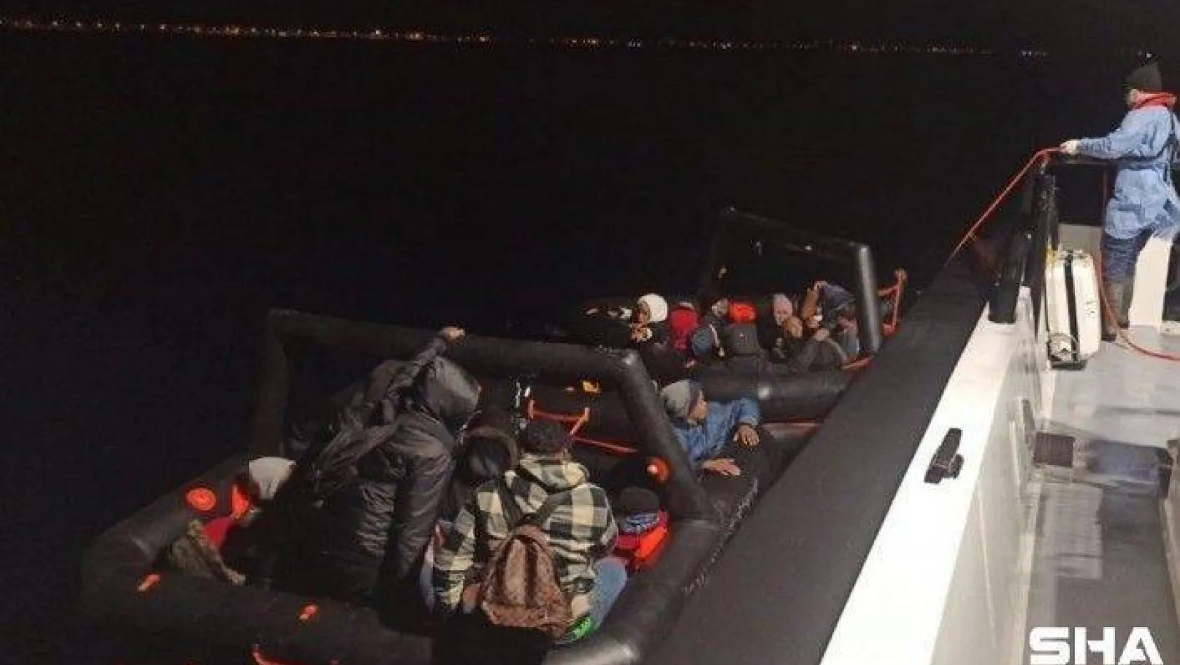 Ayvalık'ta 28 göçmen kurtarıldı