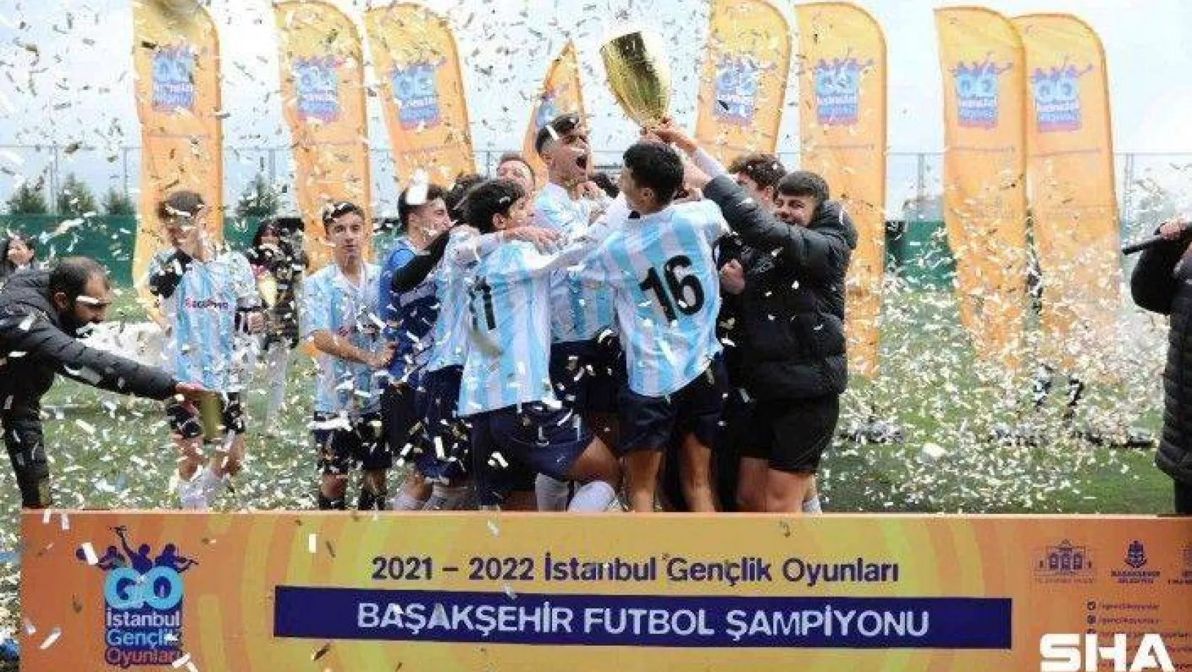 Başakşehir'in yeni şampiyonu kupayı kaldırdı