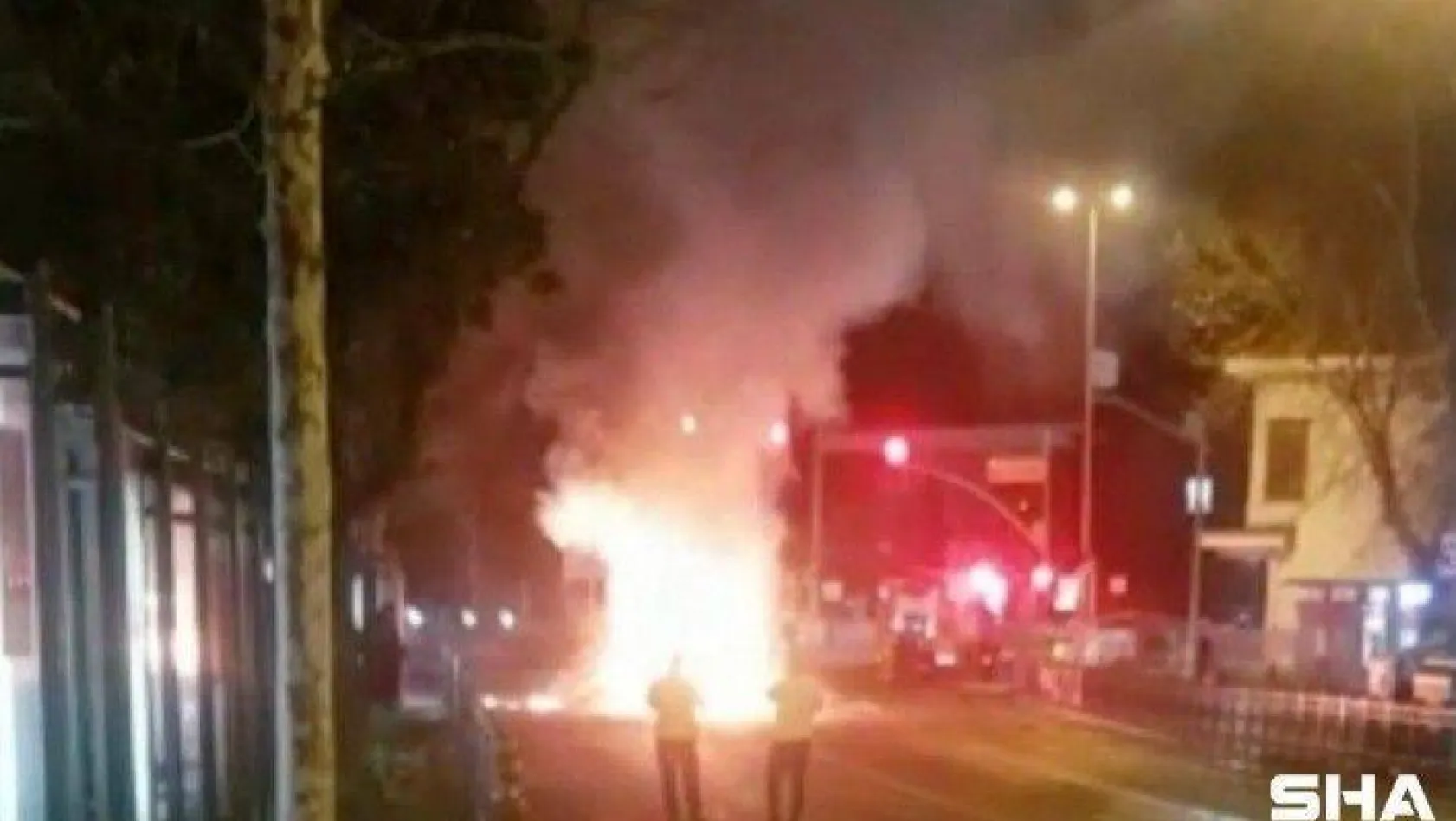 Beşiktaş Meydan'da otomobil alev alev yandı