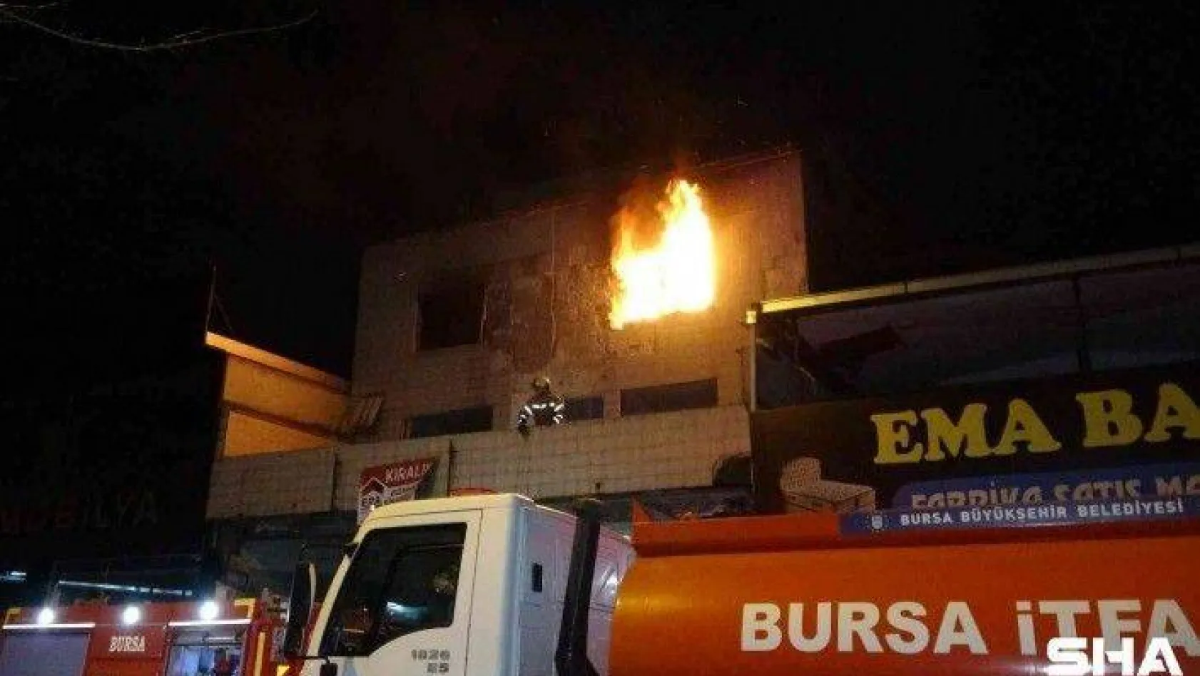Bursa'da 3 katlı kullanılmayan binada korkutan yangın