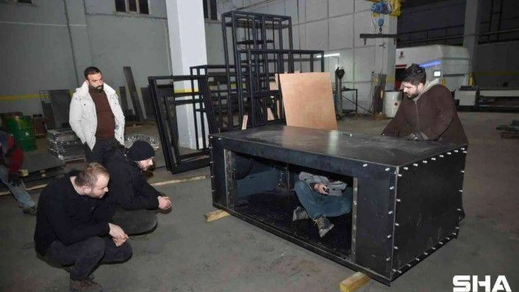 Bursa'da bir mobilyacı ürettiği masaya kurşun yağdırdı