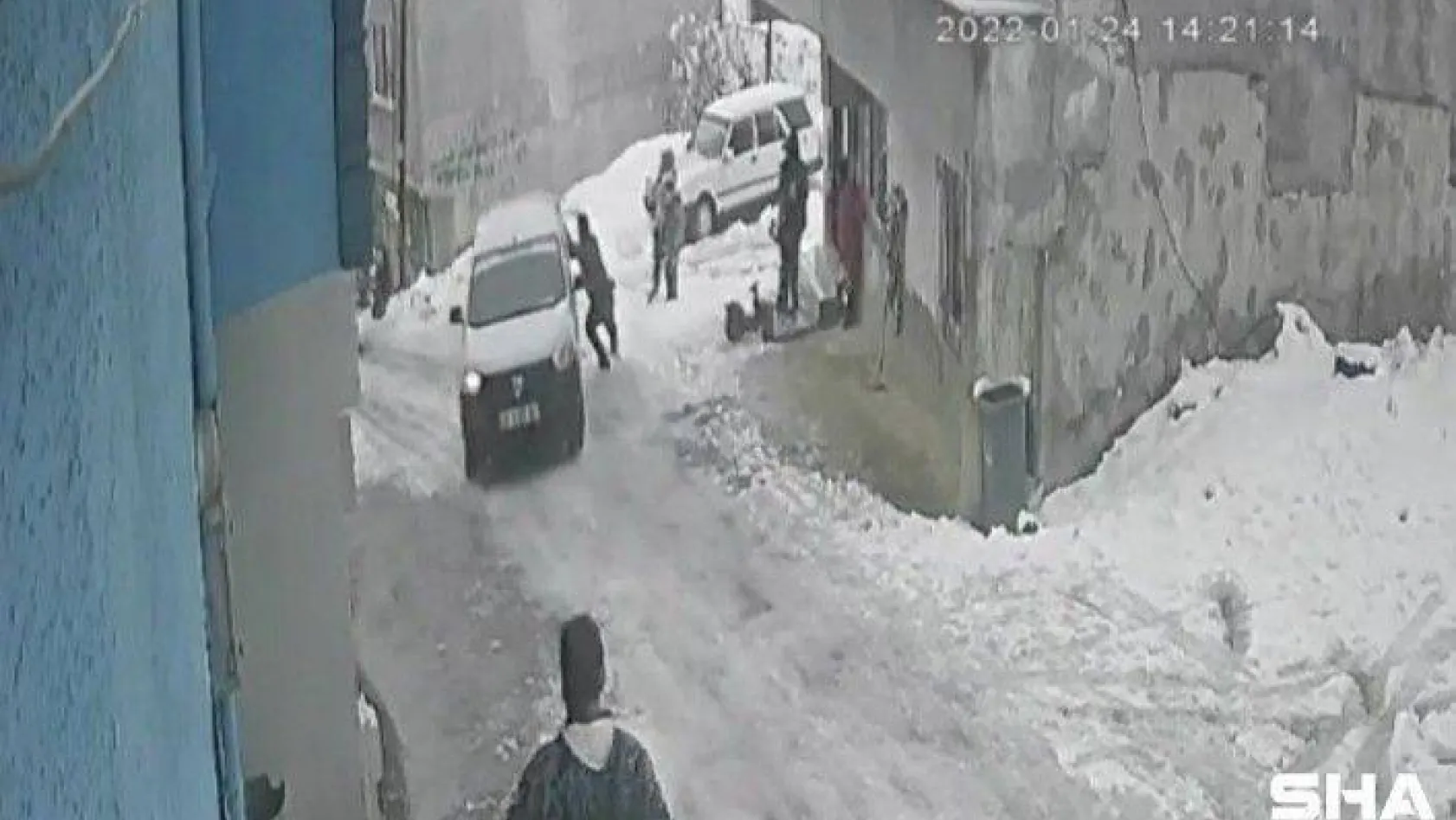 Bursa'da buzlanan yolda kayan araç ev ile yol arasındaki boşluğa düştü