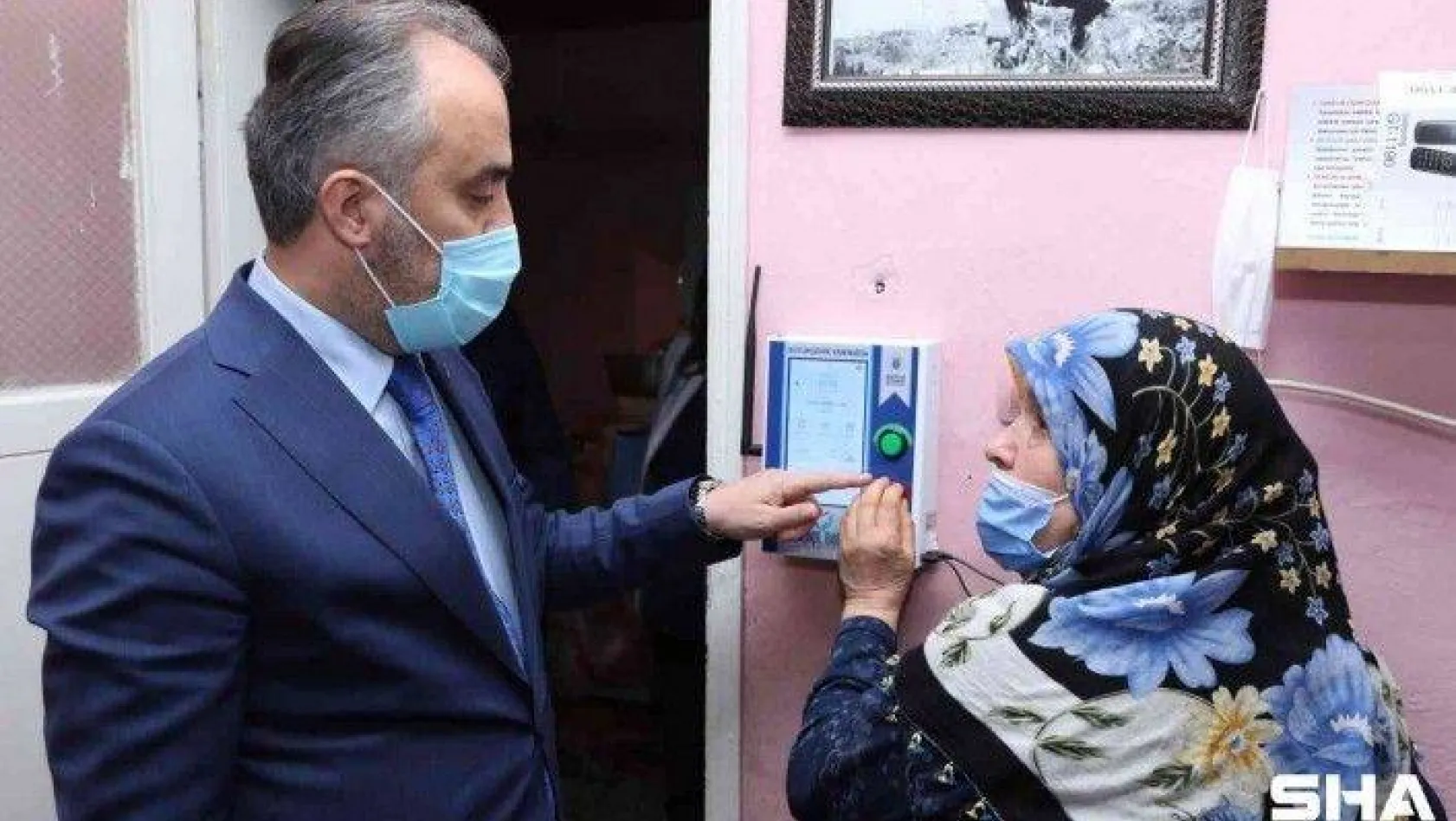 Bursa'da kimsesiz ve yaşlı hastalara &quotGönül Bağı" ile teknolojik online takip