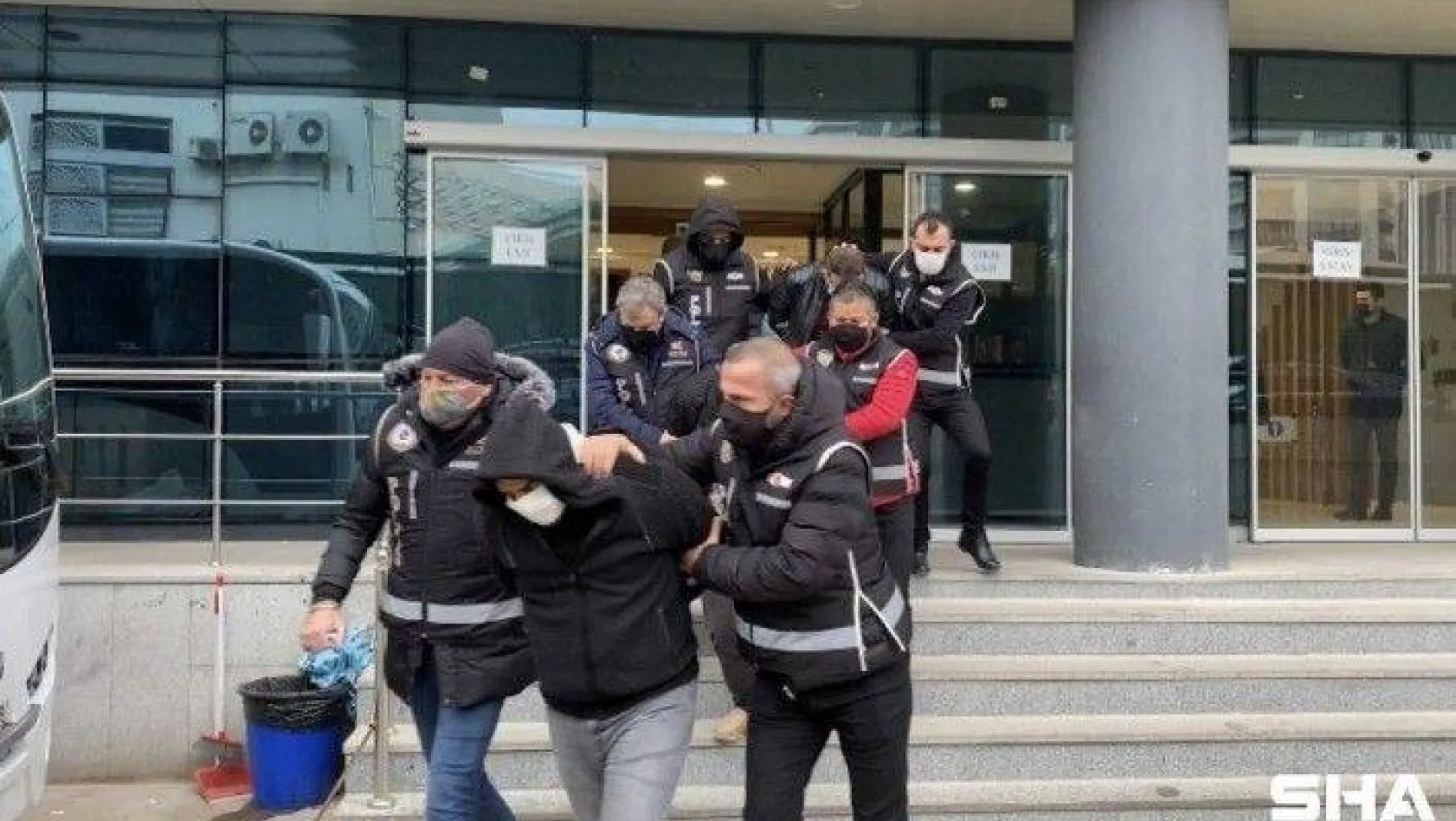 Bursa'da suç örgütüne yapılan şafak baskınında gözaltına alınan 11 kişi adliyeye sevk edildi