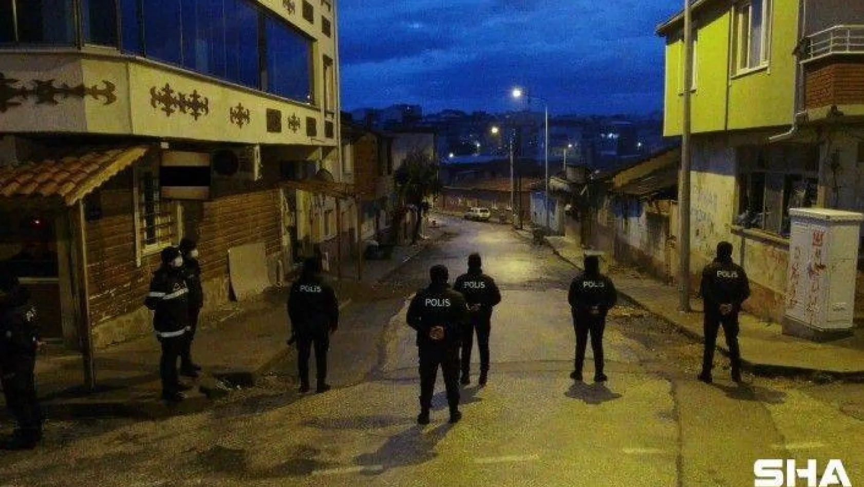 Bursa'da suç örgütüne yapılan şafak baskınında gözaltına alınan 11 kişiden 6'sı serbest kalırken, 5 kişi tutuklandı
