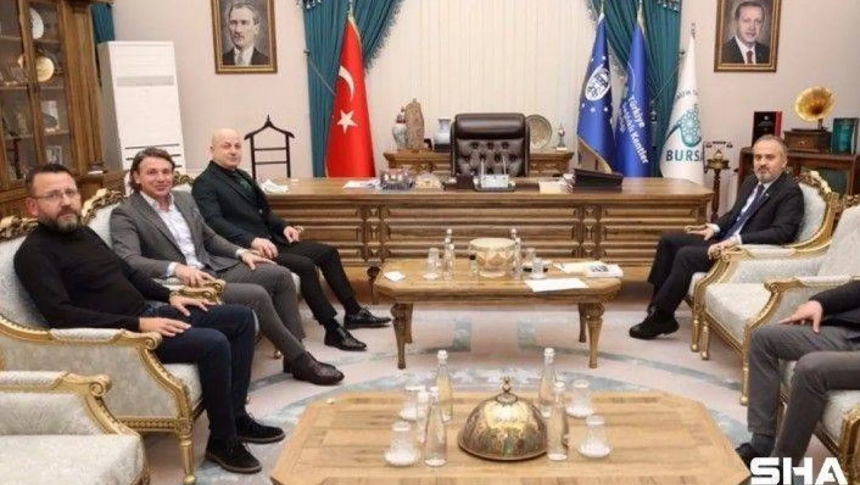 Bursaspor Kulübü, Büyükşehir Belediye Başkanı Alinur Aktaş'ı ziyaret etti