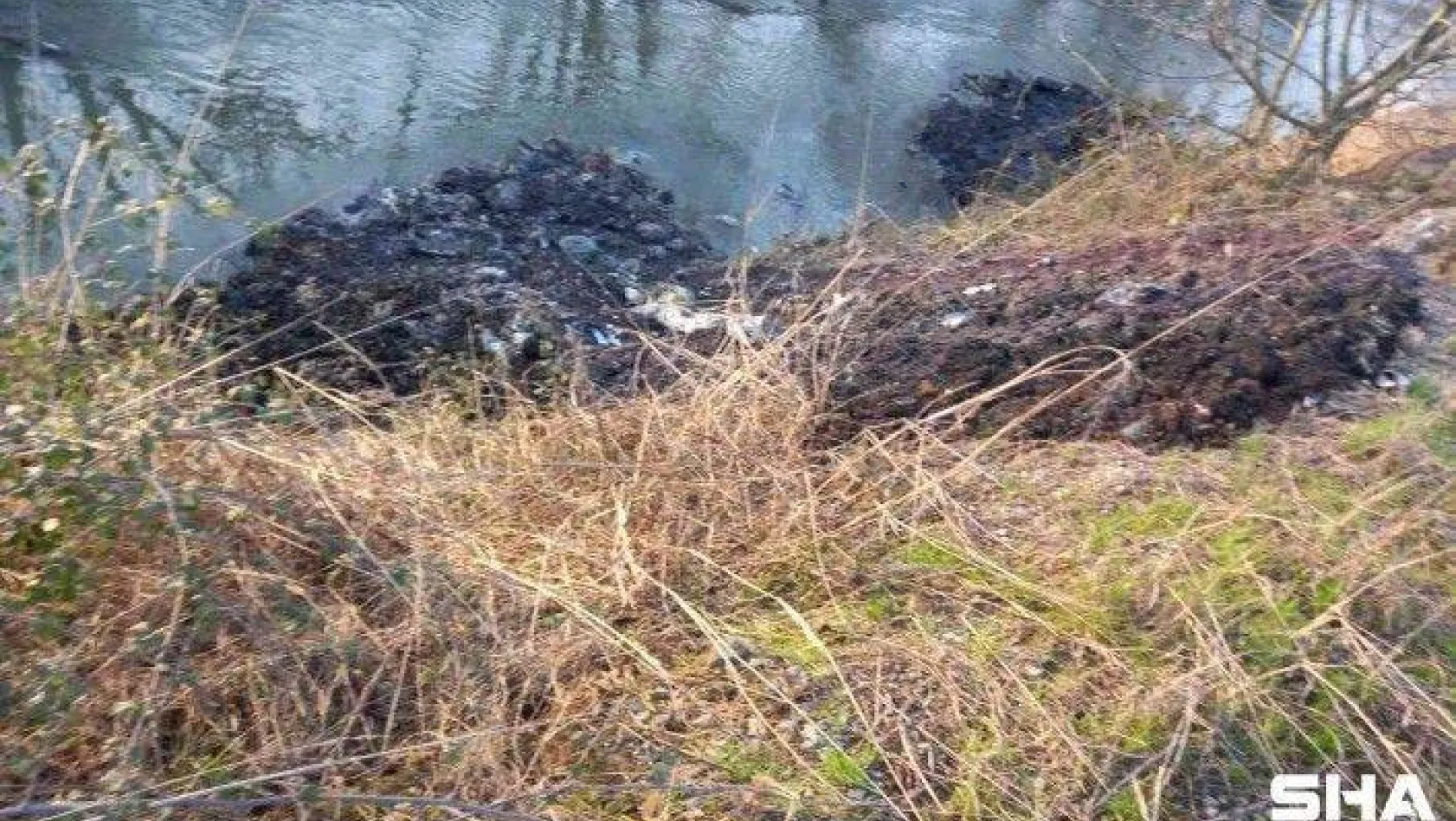 Dere kenarına dökülen atıklar mahalleliyi bıktırdı