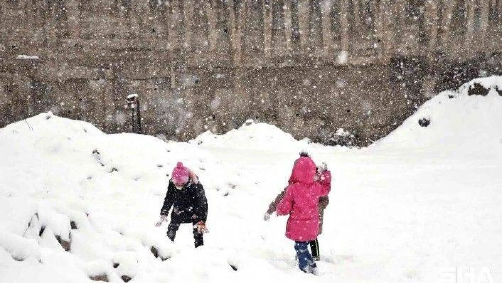 Dursunbey'de kar yağışı yerini tipiye bıraktı