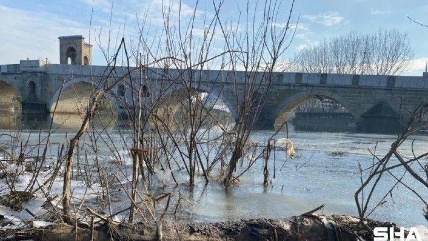 Edirne'de nehirle birlikte çöpler de buz tuttu