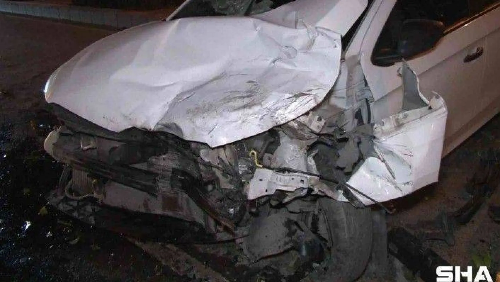 Esenyurt'ta 3 aracın karıştığı trafik kazasında 2 kişi yaralandı
