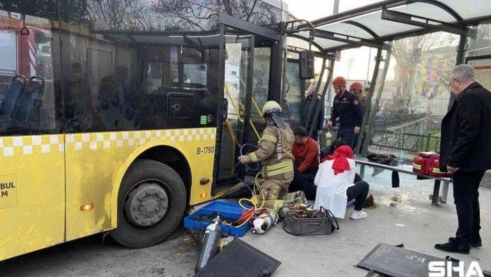 Eyüpsultan'da İETT otobüsü durağa daldı:2 yaralı