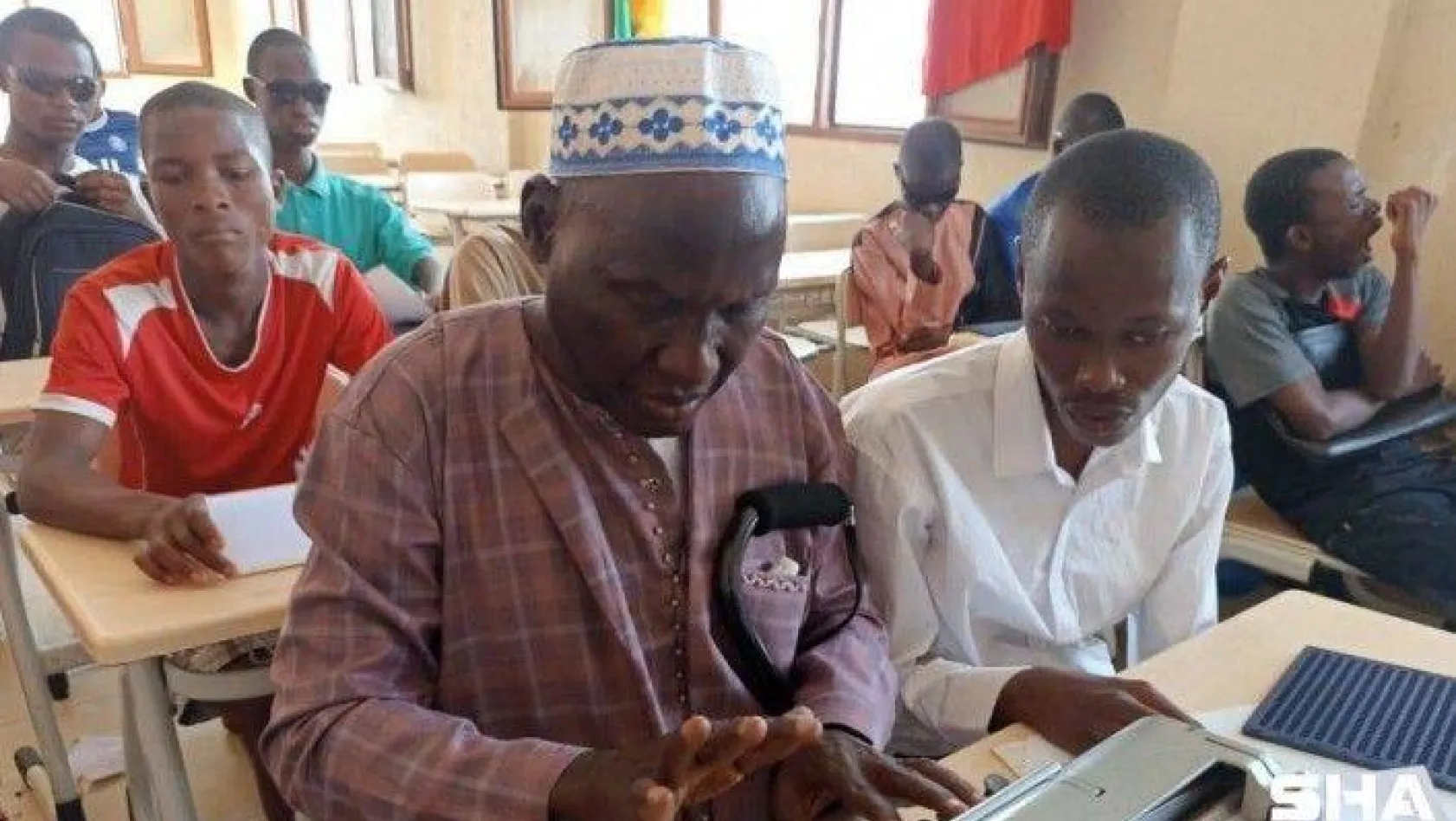 Gine'de Arapça öğrenen engelliler Kur'an-ı Kerim okuyor
