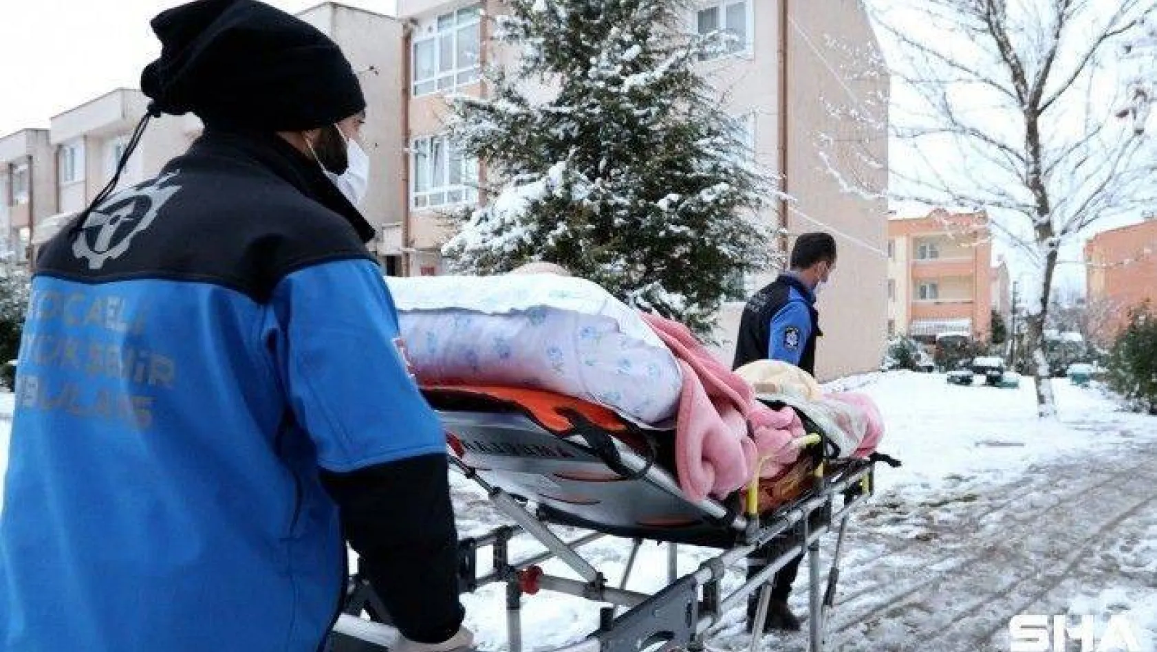 Hasta nakil ambulansları kar kış dinlemiyor