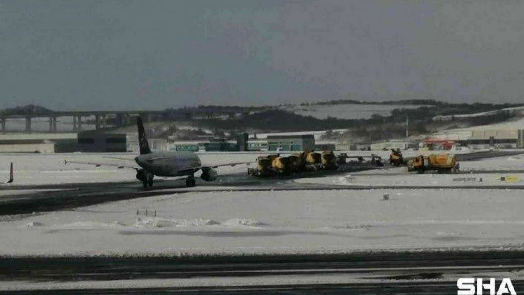 İstanbul Havalimanı'nda karla mücadele kesintisiz sürüyor