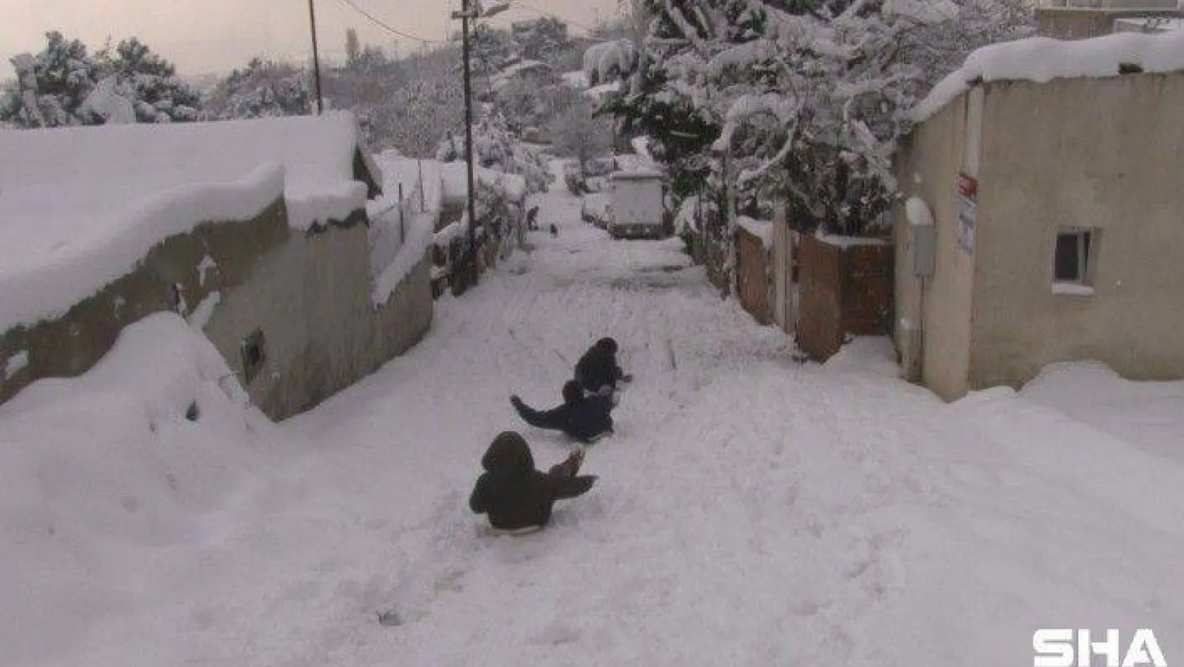 İstanbul'a yağan karın tadını çocuklar çıkardı