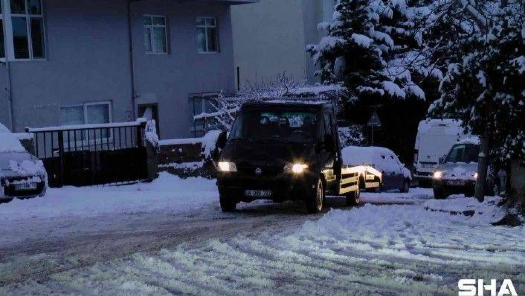 İstanbul'da etkili olan kar yağışı sürücü ve yayalara zor anlar yaşattı