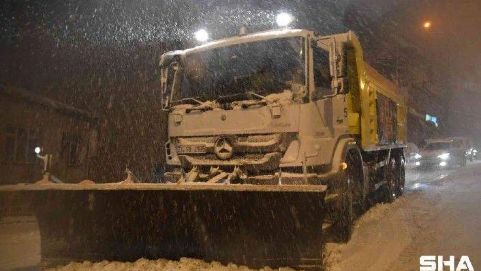 İstanbul'da gece kar yağışı etkili oldu, sürücüler zor anlar yaşadı