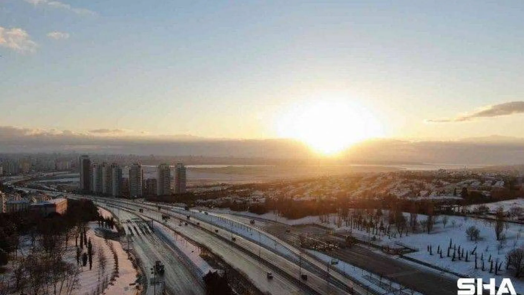 İstanbul'da gün doğumuyla birlikte kar manzarası kameralara yansıdı