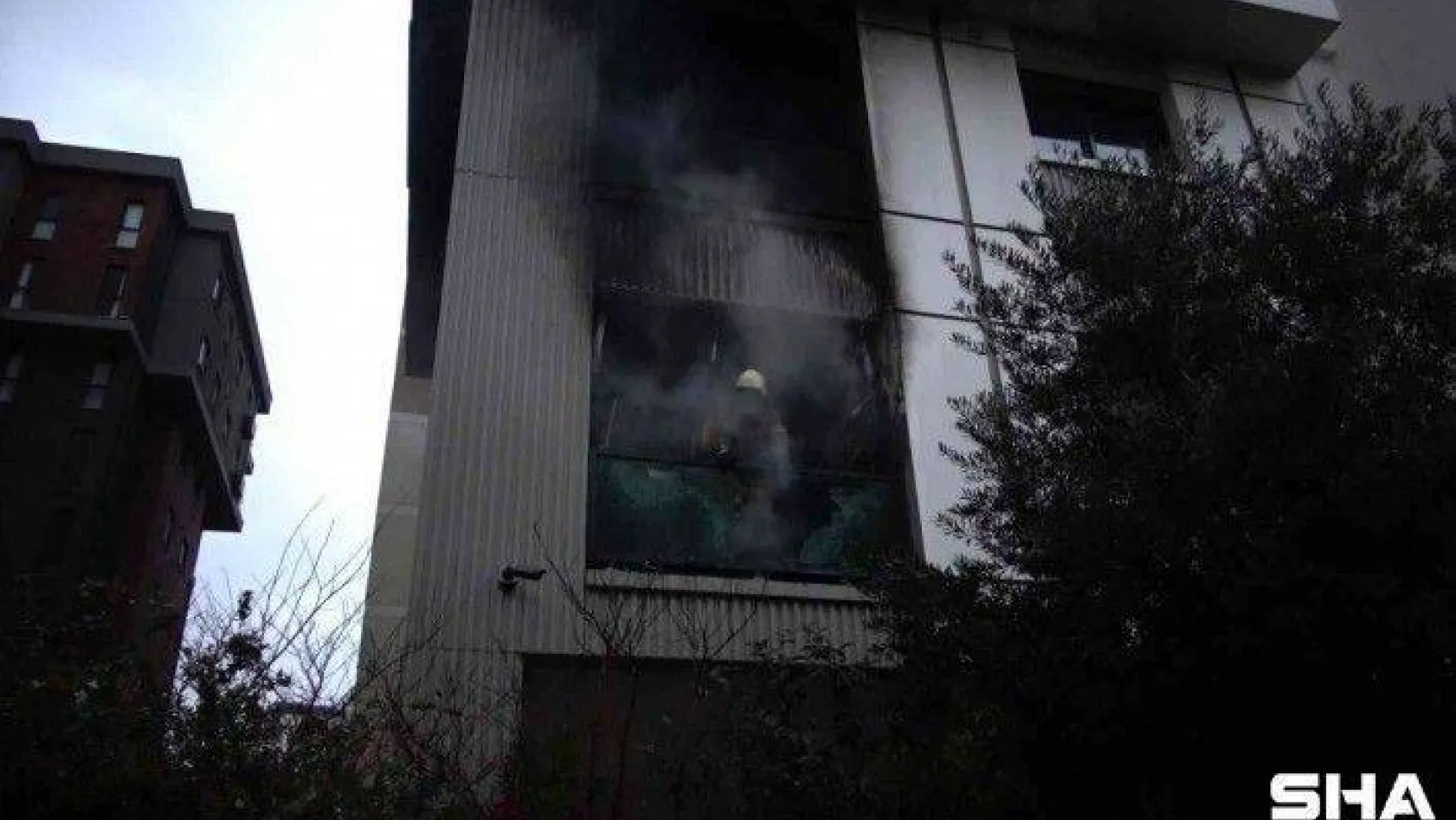 Kadıköy'de apartmanda çıkan yangında yaşlı kadın hayatını kaybetti