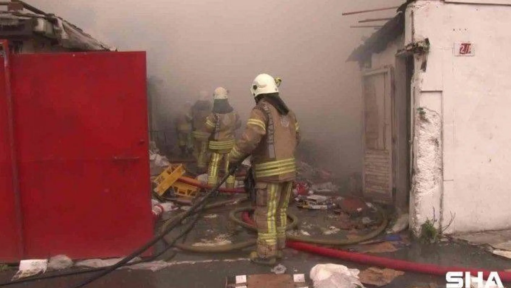 Kadıköy'de hurdalıkta çıkan yangın 2 binaya sıçradı