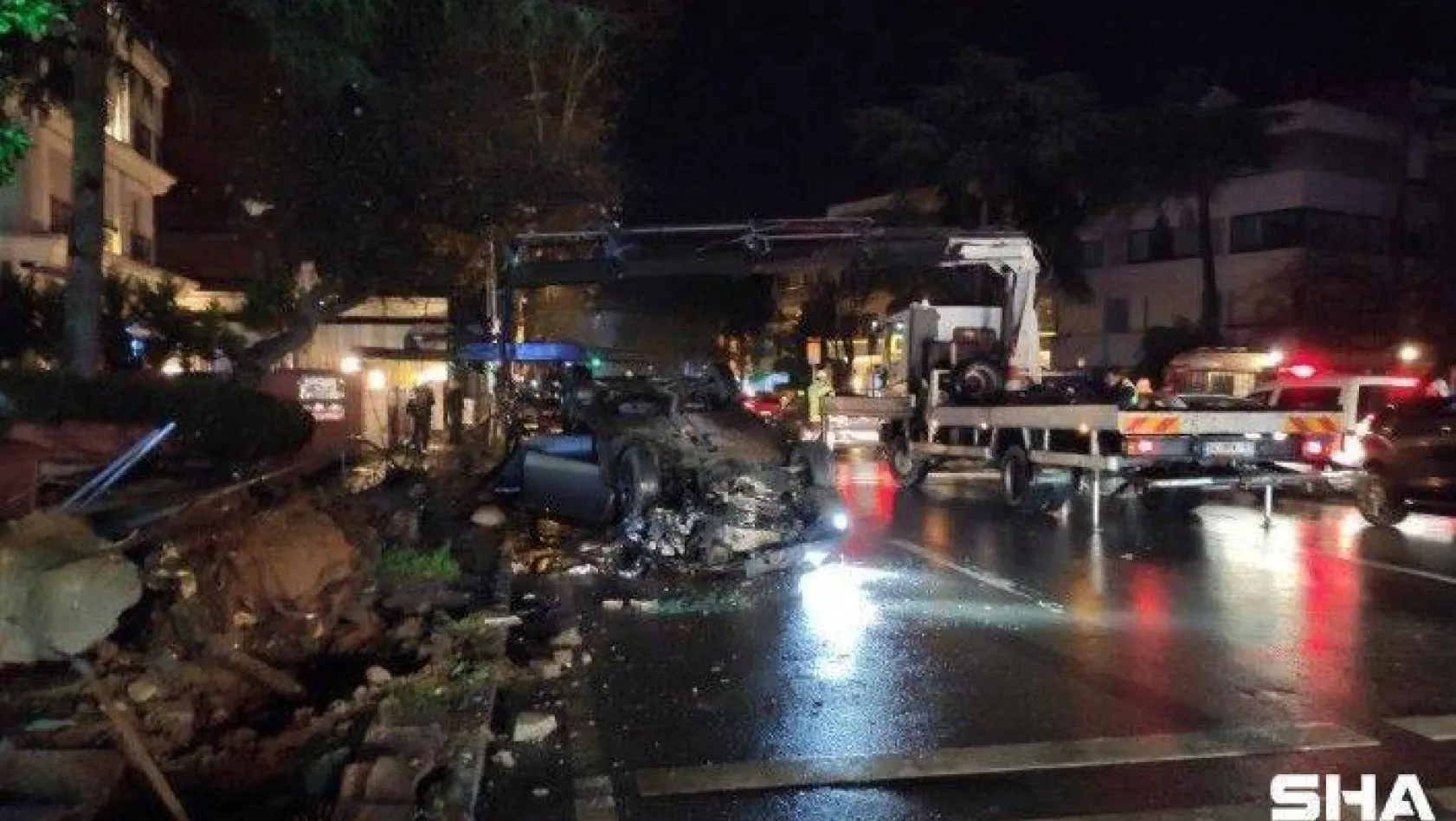 Kadıköy'de makas atan otomobil ağaç ve sokak lambasına çarptıktan sonra takla attı