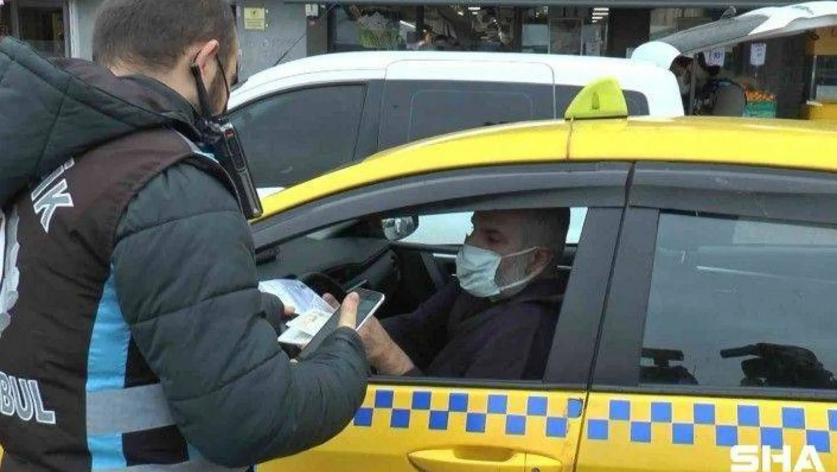 Kadıköy'de taksi denetiminde emniyet kemeri cezası