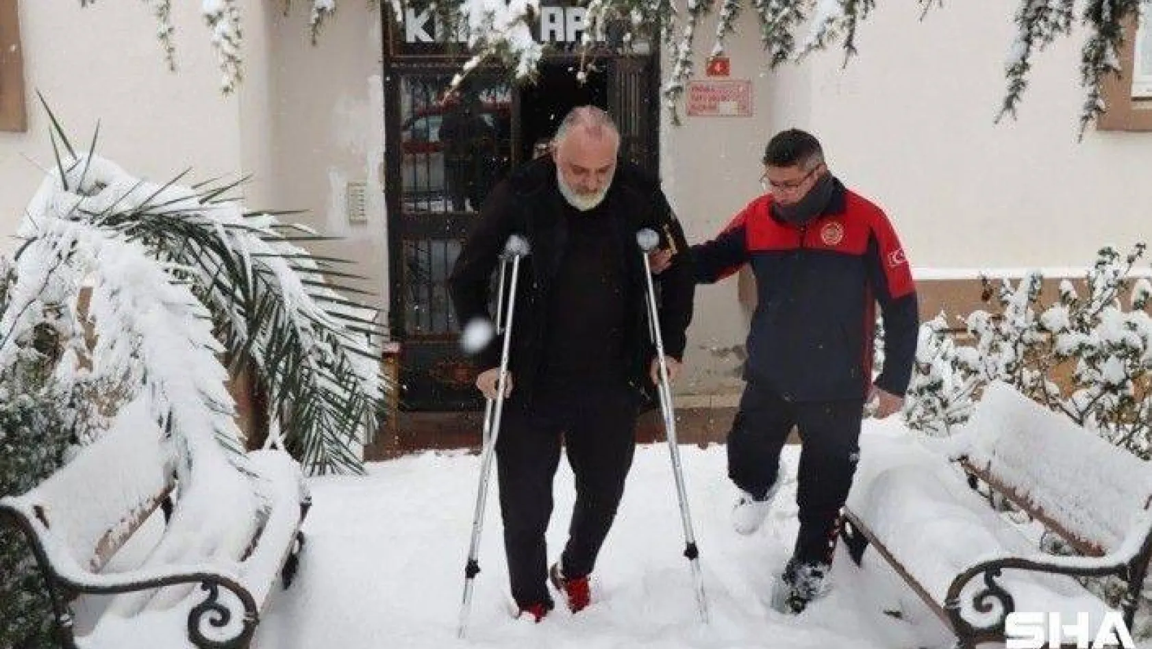 Karda mahsur kalan hastanın imdadına Yalova Belediyesi yetişti