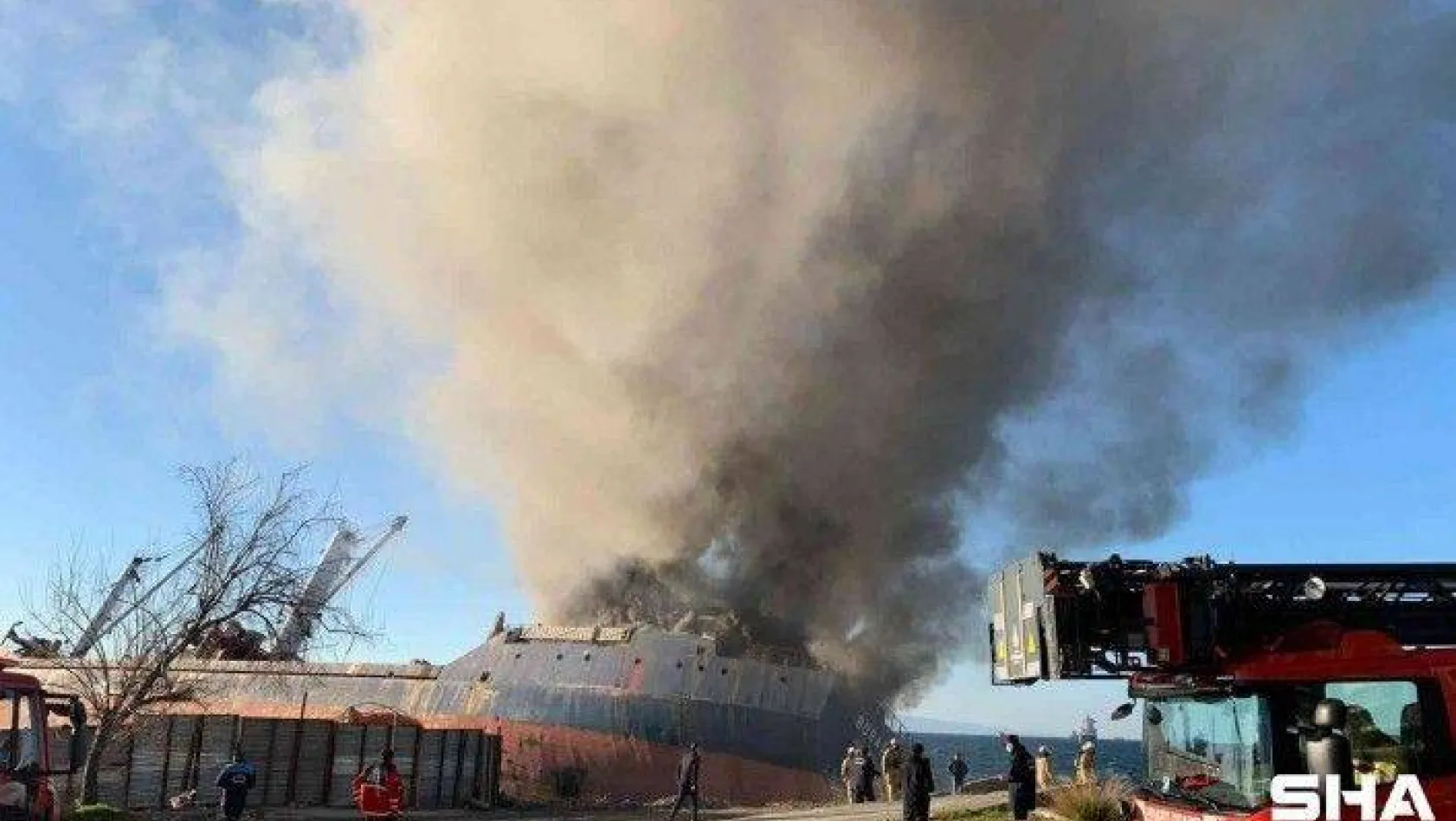 Kartal açıklarında karaya oturan bir gemide yangın çıktı. Olay yerine itfaiye ekipleri sevk edildi.