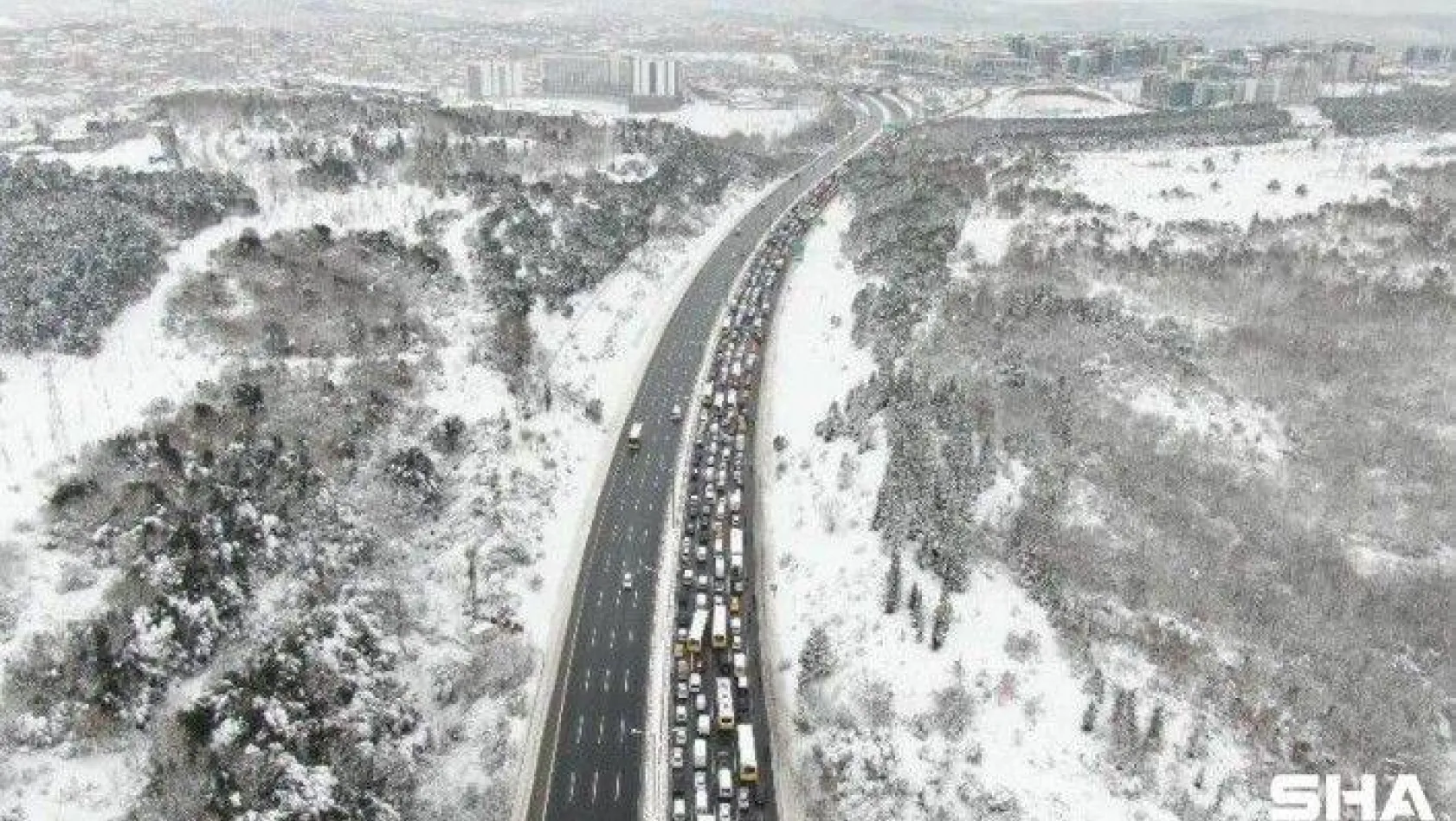 Kavacık'ta özel araçların köprülerden geçişine izin verilmedi, kilometrelerce araç kuyruğu oluştu