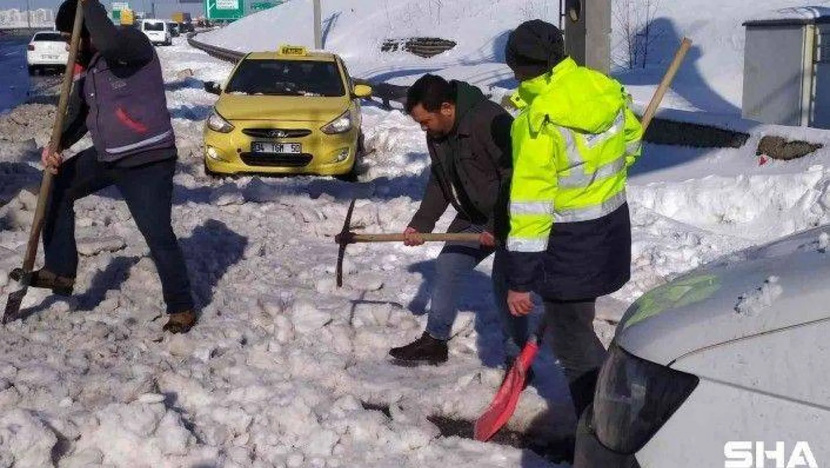 Kuzey Marmara Otoyolu'nda bıraktıkları araçlarını kazma kürekle kurtardılar