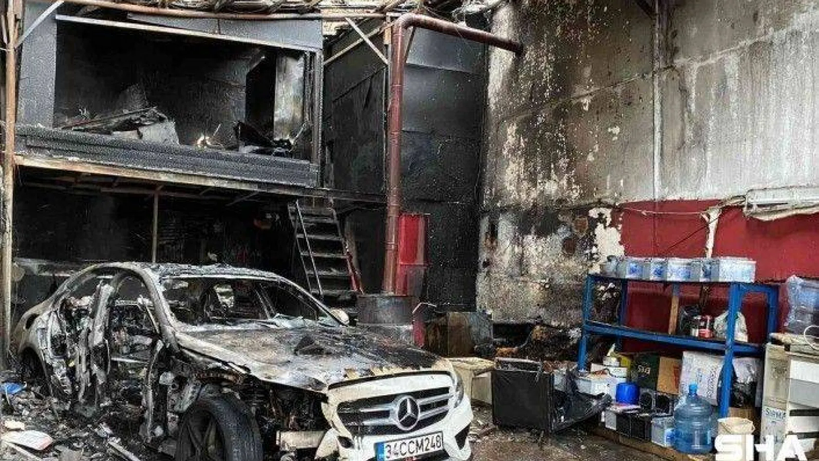 Maltepe'de araç bakım ve tamiri yapılan iş yerinde yangın