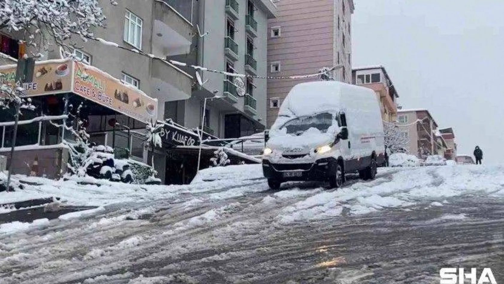 Maltepe'de sokaklar beyaza büründü, sürücüler zor anlar yaşadı
