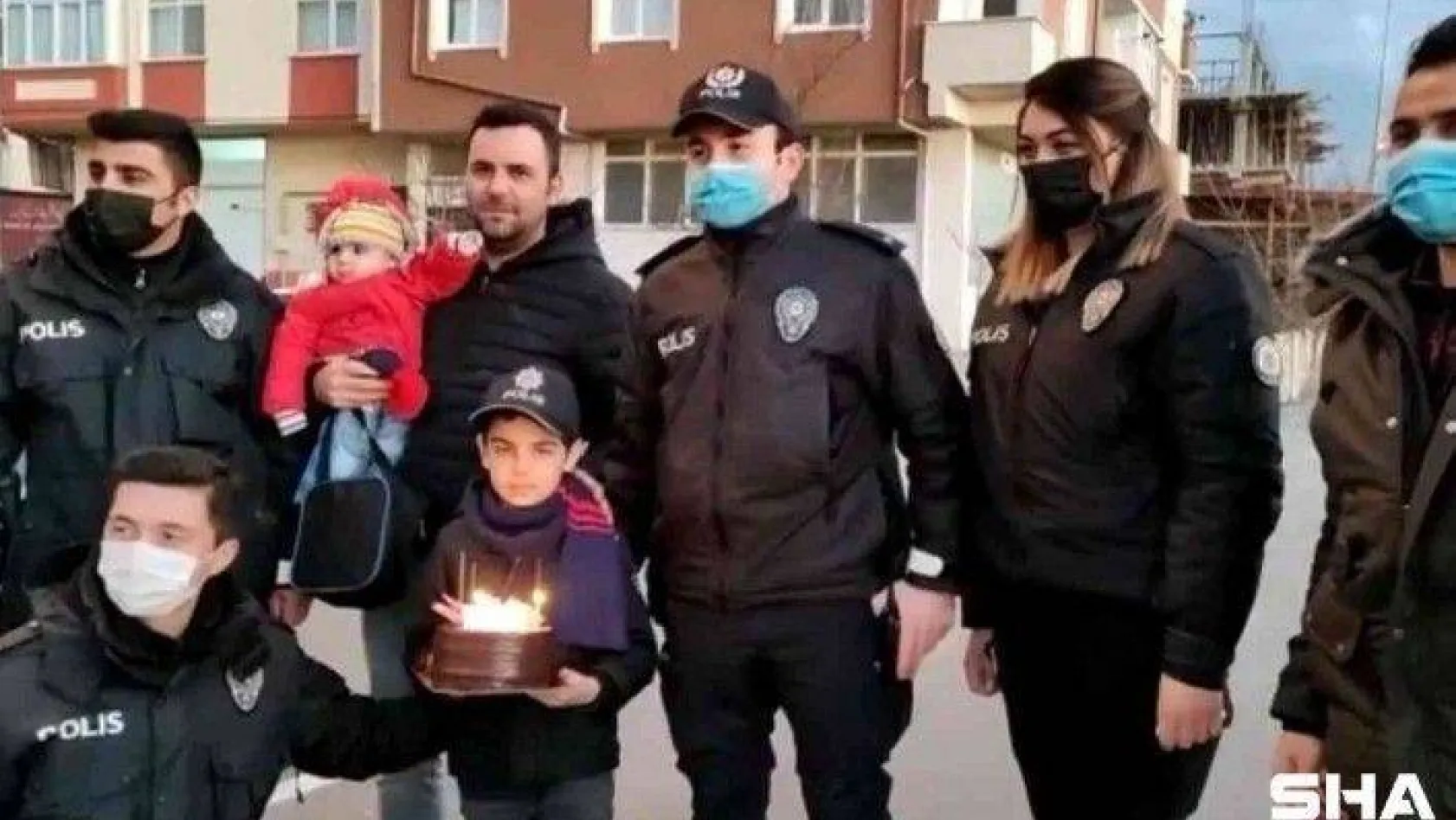 Polisten 7 yaşındaki Alperen'e doğum günü sürprizi